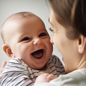 А что насчет улыбки, которая появляется у малышей примерно с полутора месяцев? Конечно же, она не связана с рефлексами, а говорит о том, что кроха просто рад.